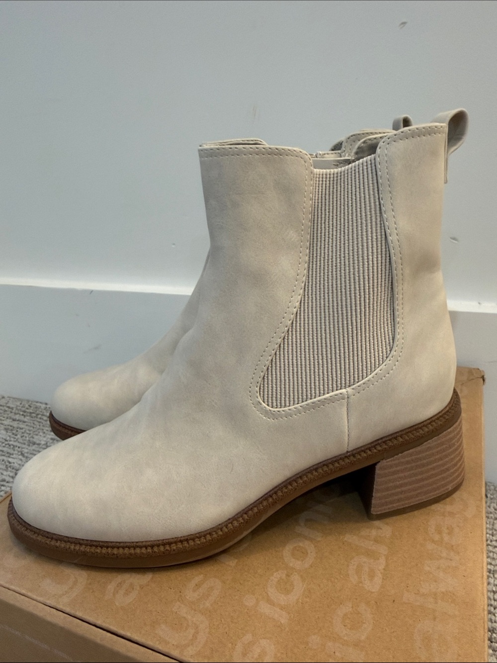 NIB Dr. Scholl's Redux Off-White Chelsea Ankle Booties w/ Stacked Heel& zipper